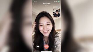 Đang gọi video cho người yêu thì sếp vào phòng cho bú cặc