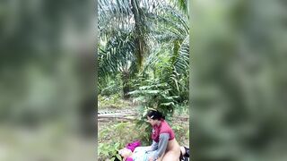 Lén lút địt nhau với bà chị dâu dâm đãng sau vườn