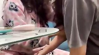 2 cô gái les yêu nhau hẹn hò qua nhà chơi tranh thủ móc lồn cho nhau cực bá đạo.