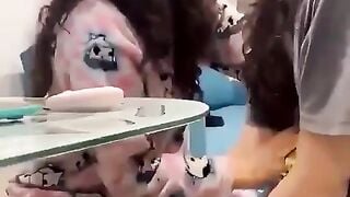 2 cô gái les yêu nhau hẹn hò qua nhà chơi tranh thủ móc lồn cho nhau cực bá đạo.