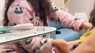 2 cô gái les yêu nhau hẹn hò qua nhà chơi tranh thủ móc lồn cho nhau cực bá đạo.