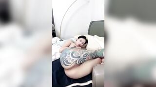 Gái xinh xăm trổ banh lồn cho trai xem dâm đãng kích thích