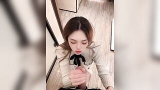 Cầm con cu bú thôi mà trông em nó thỏa mãn phết