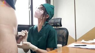 Nữ bác sĩ tận tình phục vụ bệnh nhân để lấy mẫu tinh trùng