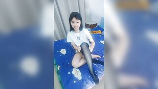 Con gái mới lớn đã bị cha dượng dụ dỗ quay clip địt nhau