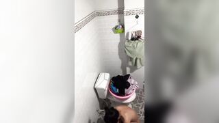 Thanh niên gan thật vào tận phòng quay lén bà chị hay cởi chuồng