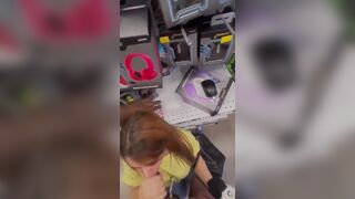 Chị đồng nghiệp thích bú mút cặc khủng dài đen ở quầy bán hàng