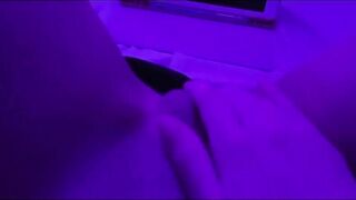 Bướm Non Múp Vừa Xem Sex Vừa Thủ Dâm Lên Đỉnh Chảy Sữa Như Mưa