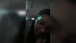 Em học sinh kính cận bú cu người yêu trên xe