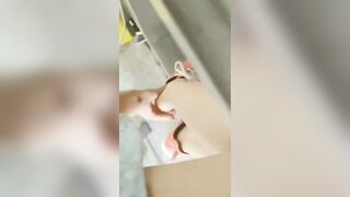 Đang đi làm thì nứng lồn em lột quần nhỏ luôn tại cơ quan