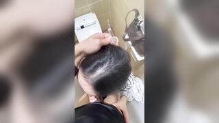 Cặp đôi đi du lịch bên Nhật Bản nứng quá dẫn nhau vào nhà vệ sinh công cộng địt nhau