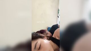 Cô gái Singapore chụp ảnh tự sướng và bị bạn trai quan hệ tình dục từ phía sau.