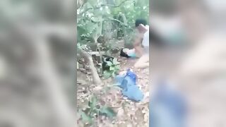 Cặp đôi học sinh lén lút đụ nhau trong vườn bị chủ vườn phát hiện xưa đuổi đi.