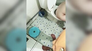 Sáng sớm thấy dì út vào toilet thằng cháu họ cũng giả vờ đi đái để quay lén dì đái.