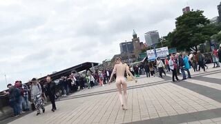 Em tây xinh nude giữa đường đông người