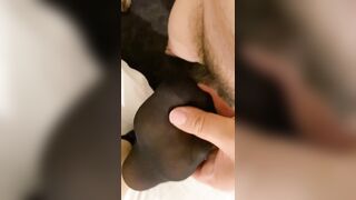Cô gái trẻ mặc quần tất đen ưỡn mông ra và van xin được quan hệ tình dục.