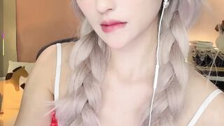 Em rau mình dây xinh thủ dâm trên live dâm đãng hàng ngon phần 1