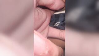 Nghịch lồn e gái nuôi đang ngủ,nhìn lồn non mà nứng quá