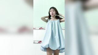 Nhỏ mới lớn đã biết show hàng khoe vú khoe lồn rồi 1