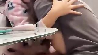 2 cô gái les yêu nhau hẹn hò móc lồn cho nhau cực cuốn.
