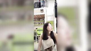 Cô gái 18 tuổi quên mình không mặc quần lót lộ trùm lông đen sì cực đả.