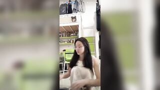 Cô gái 18 tuổi quên mình không mặc quần lót lộ trùm lông đen sì cực đả.