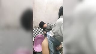 Vừa mới đi học về em gái 17 tuổi bị anh họ bắt bú cặc đụ luôn không bao.