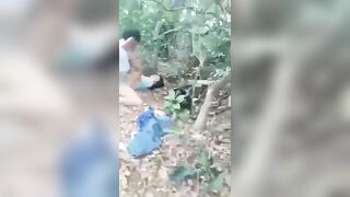 Vào đất hàng xóm đụ nhau bị chủ vườn phát hiện bị đuổi đi khi đang đụ.