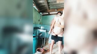 Đang nấu ăn ở dưới bếp em gái bị anh họ bất ngờ lao vào đụ tới tấp.
