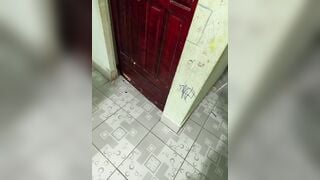 Thấy dì út vừa xem sex tự thủ dâm thằng cháu họ thương vào mốc lồn bú lồn giúp dì.