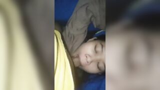 Em gái 2k9 còn say giấc đã bị anh họ dí cặc vào mồm bắt bú rồi đụ.