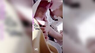 Dẫn em gái họ đến thư viện mượn sách, lúc đó không có ai xung quanh, tôi đã nghịch