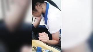 Đang học mà bắt bé nó ra cầu thang để sục cho
