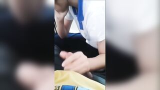 Đang học mà bắt bé nó ra cầu thang để sục cho