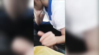 Đang học mà bắt bé nó ra cầu thang để sục cho