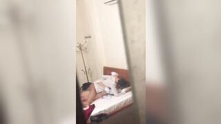 Tan giờ làm là các anh chị lại về phòng trọ tập đánh vần