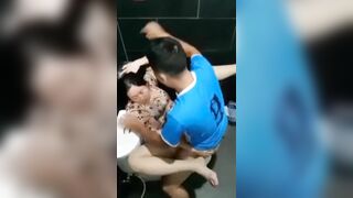 Quá mất dạy em trai hiếp chị dâu trong toilet