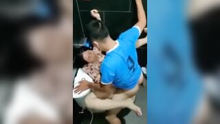 Quá mất dạy em trai hiếp chị dâu trong toilet