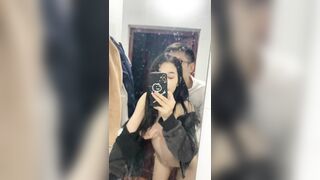 Bạn thân vợ mới qua chơi, đè chịch nó trong toilet