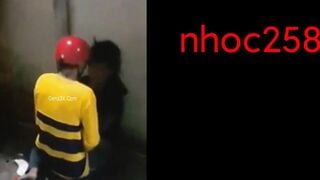 Clip Sex Tài Xế Bee Ép Em Gái Ăn Xin Bú Cặc Mình Trong Hẻm 2