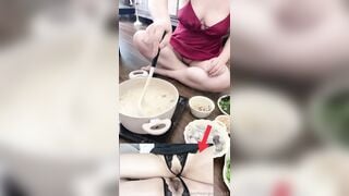Cậu Sinh viên ăn trưa với MBBG Hoa ngọc lan, Lộ 2 mép Lồn Múp dưới váy