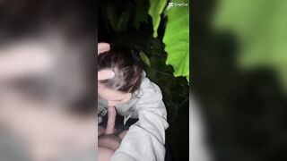 Mỗi lần về quê chơi chú họ lại bắt ra vườn bú cu