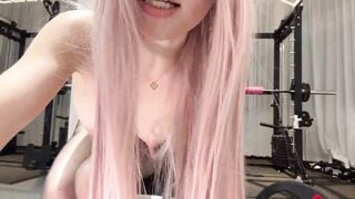 Gái tập gym, Vừa nâng tạ vừa Sex Toy thủ dâm Vú To live sex rên rỉ múp vcl
