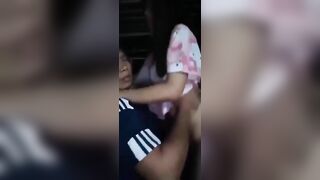 Con gái 2k9 và cha dưỡng lén mẹ đụ nhau ở sau nhà.