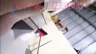 Th con khốn nạn thấy mẹ kế đg rửa chén k để ý nên xún đè mẹ ra lột đồ đút cu vào lồn