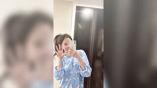 Gái xinh quay nude gửi người yêu