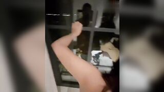 Dượng ơi đừng ra cửa sổ hàng xóm thấy dị nghị đó