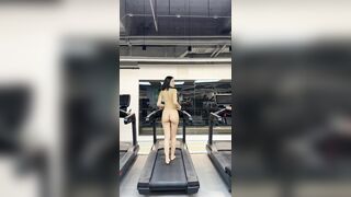 Chụp ảnh nude trong phòng gym vú lồn non mặt dâm đãng