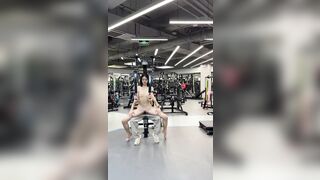 Chụp ảnh nude trong phòng gym vú lồn non mặt dâm đãng