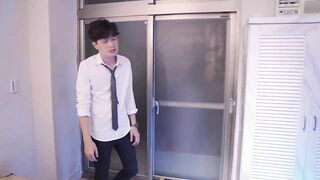 Thấy e vợ ngon quá nên nữa đêm lẻn vào phòng địt nào ngờ bị vợ bắt đc nên đụ cả 2 em